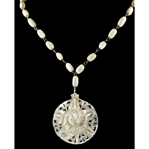 Vtg Necklace Carved Chrysanthemum Flower Mother Of Pearl Pendant And Beads 22" ❤ - Picture 3 of 6